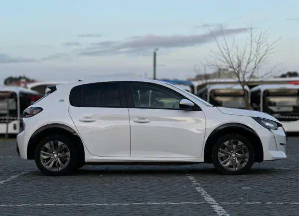 Peugeot e-208 Outro 4