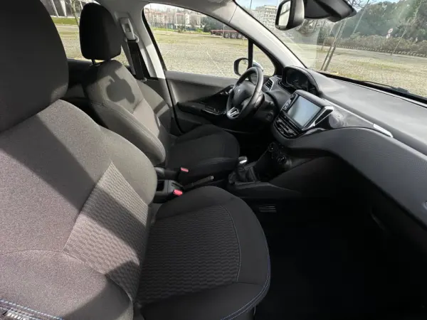 Peugeot 208 13
