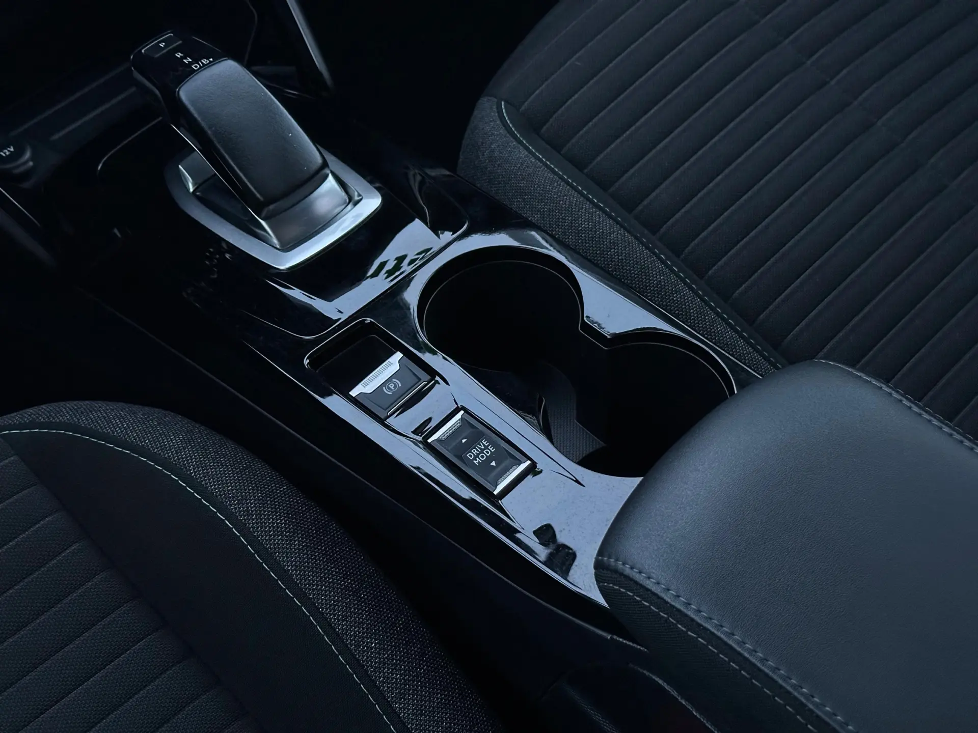 Peugeot e-208 Outro 12