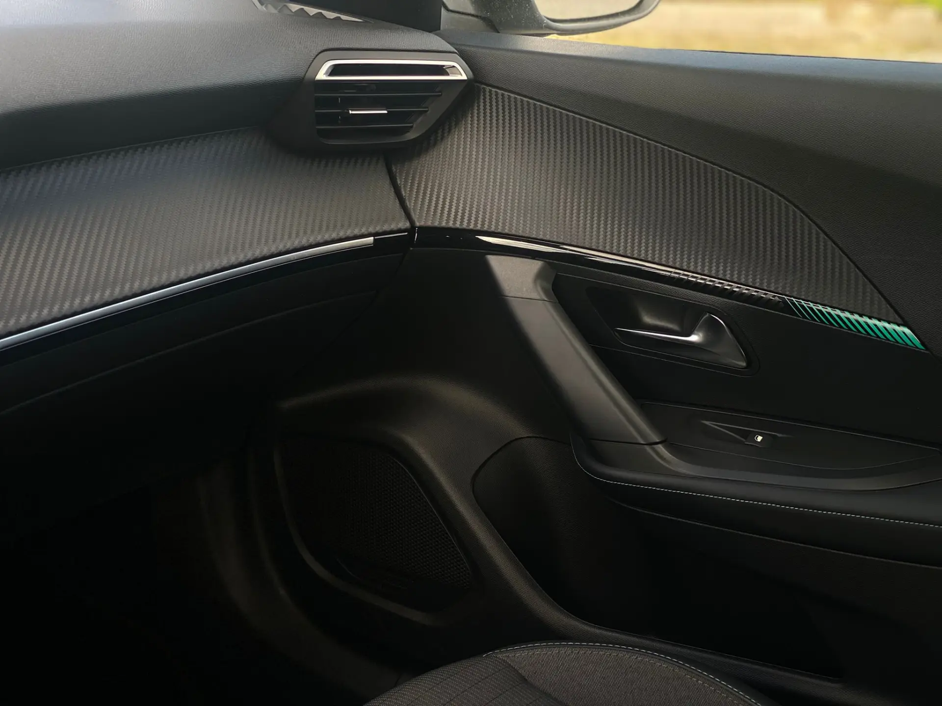 Peugeot 2008 1.2 PureTech Allure Pack EAT8 10