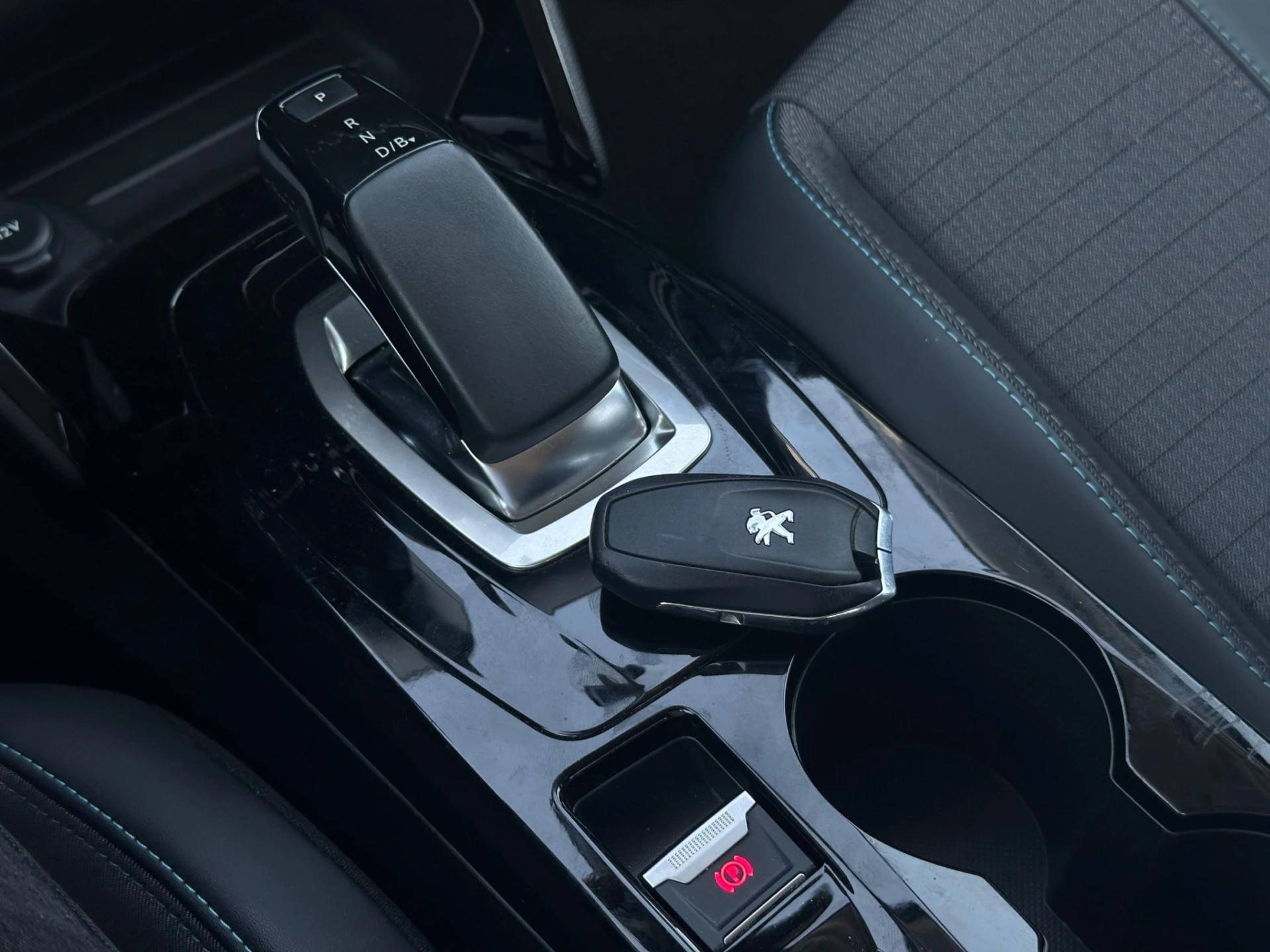 Peugeot e-208 24