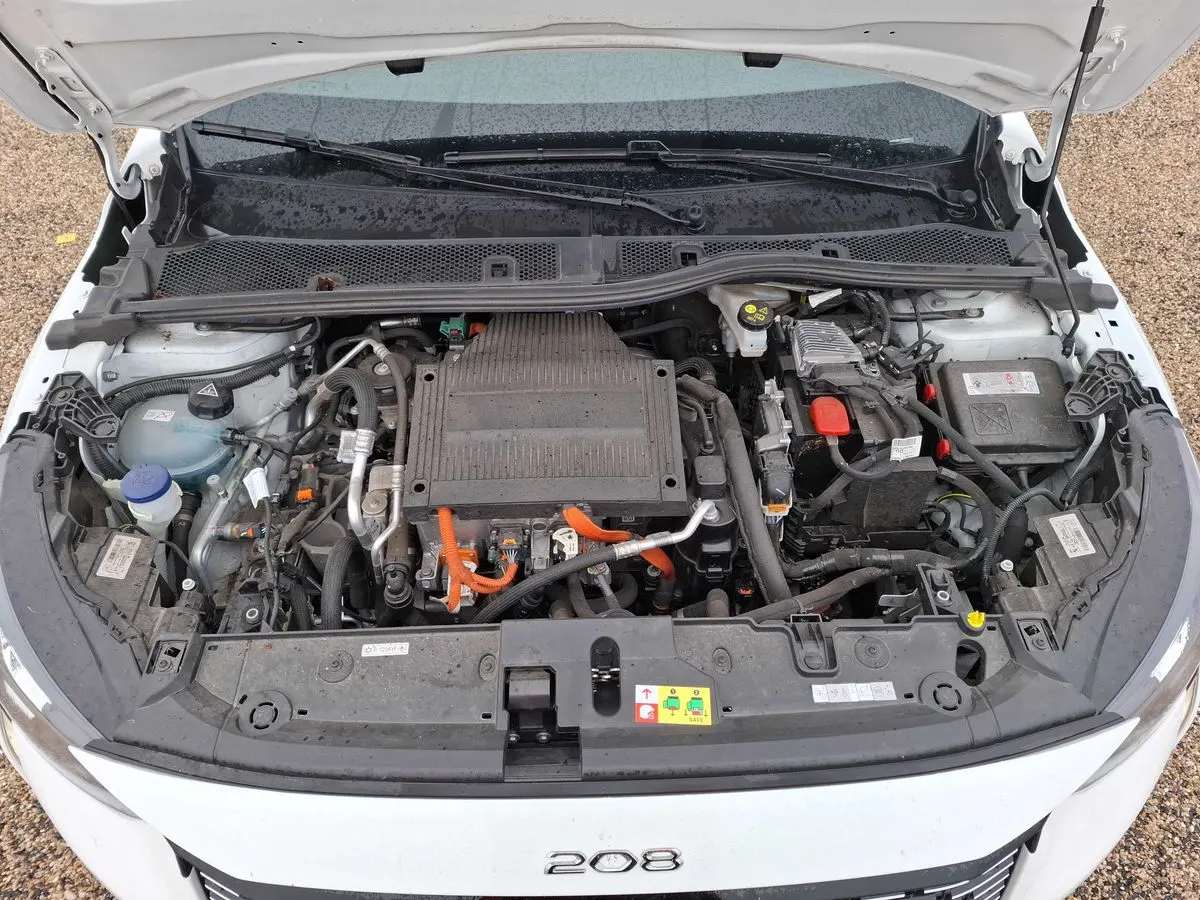 Peugeot e-208 7