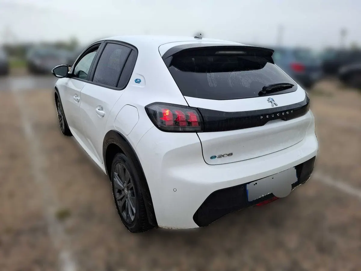 Peugeot e-208 3