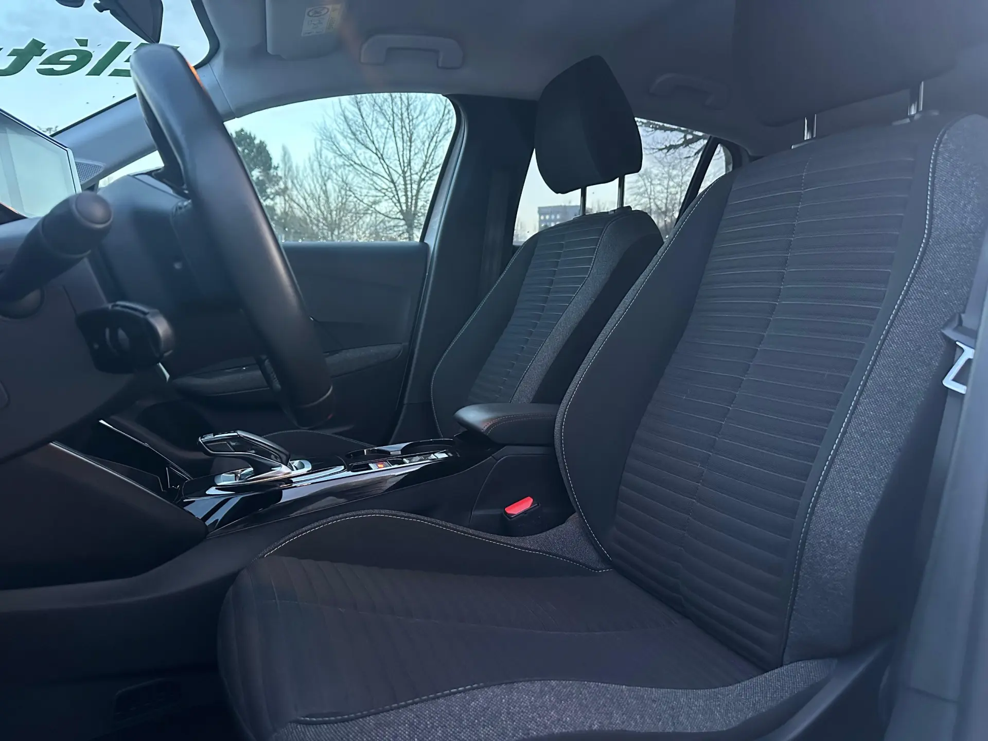 Peugeot e-208 Outro 19