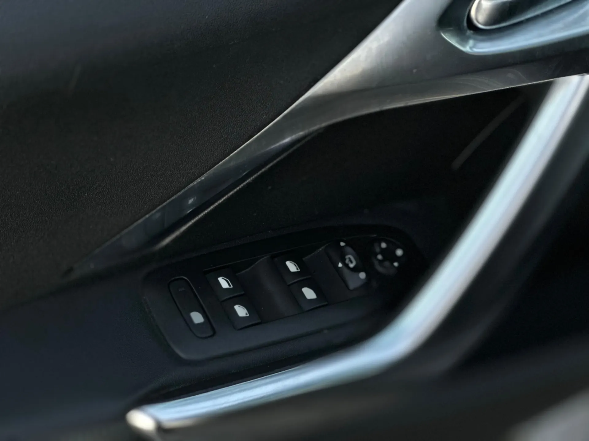 Peugeot 2008 1.2 PureTech Crossway EAT6 8