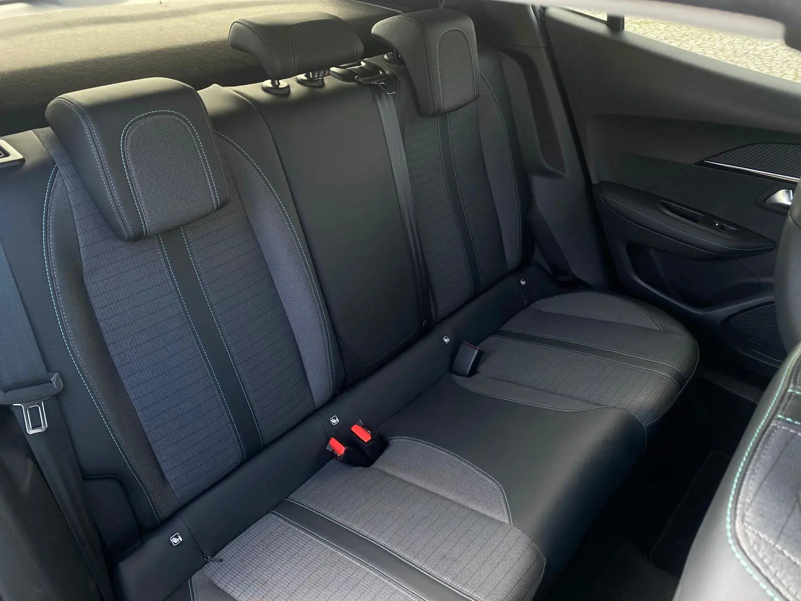 Peugeot 2008 1.2 PureTech Allure Pack EAT8 17