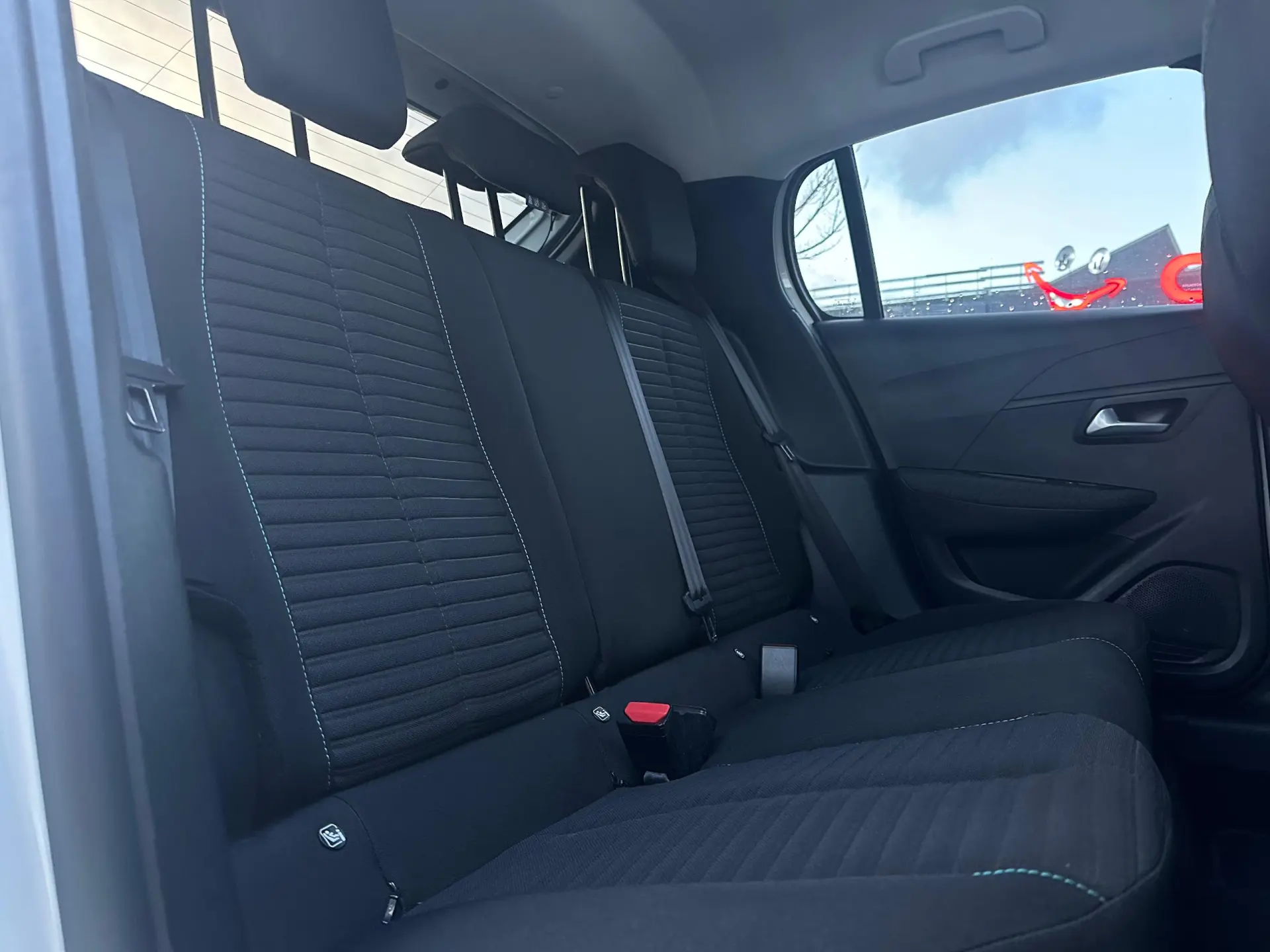 Peugeot e-208 Outro 22