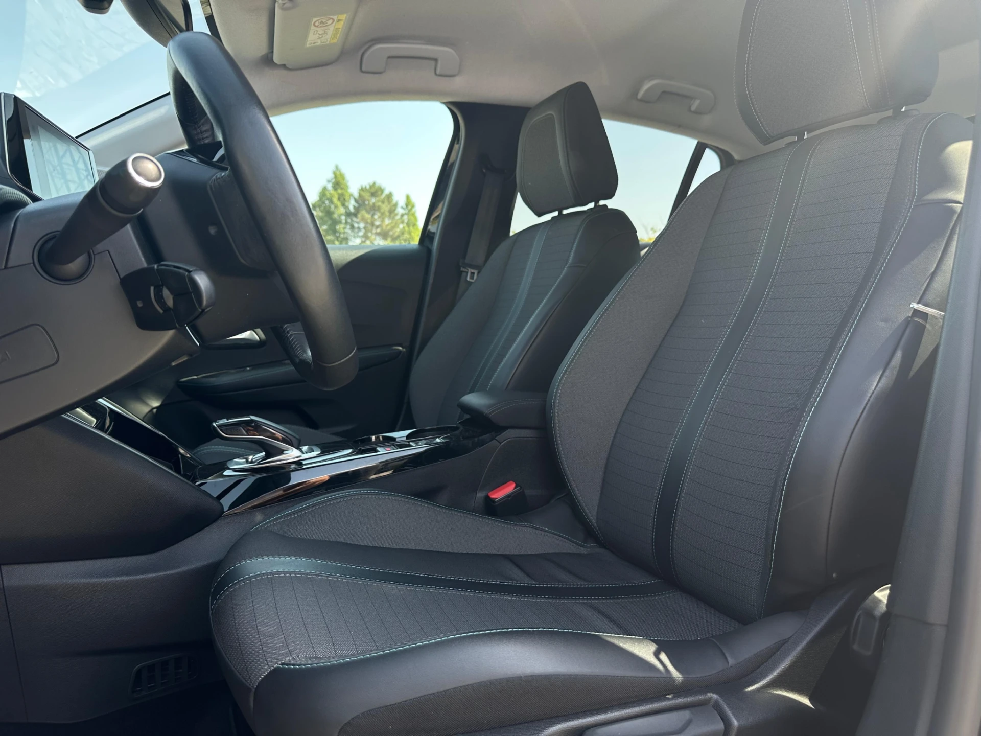 Peugeot e-208 16