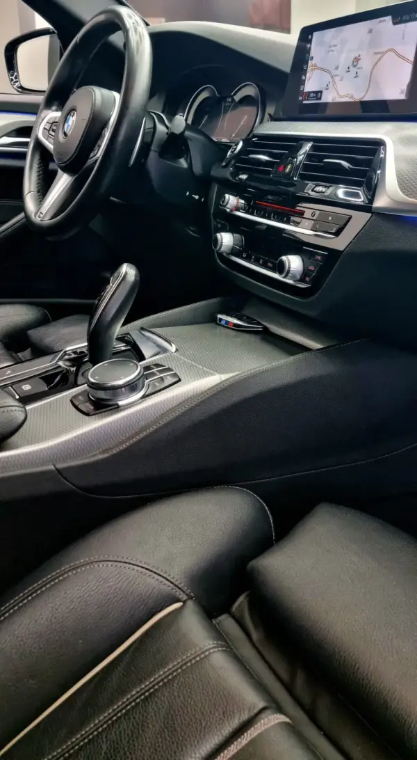 BMW 520 d Pack Desportivo M Performance 17