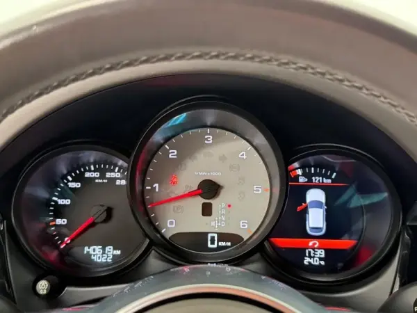 Porsche Macan S 8