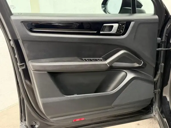 Porsche Cayenne Electric 26