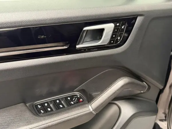Porsche Cayenne Electric 27