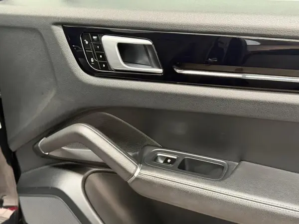 Porsche Cayenne Electric 32