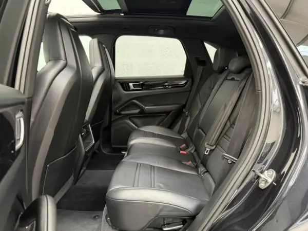 Porsche Cayenne Electric 33
