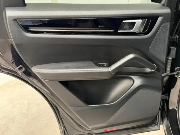 Porsche Cayenne Electric 36