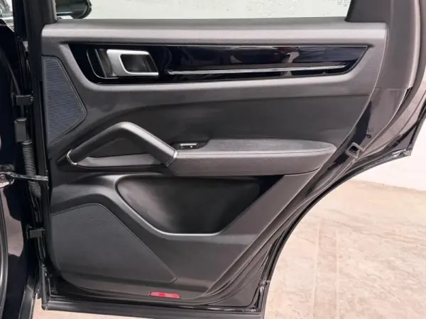 Porsche Cayenne Electric 39