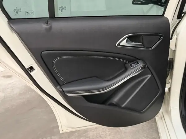 Mercedes-Benz A 180 d 7G-DCT Urban 31