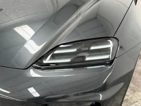 Porsche Macan Electric 4 6