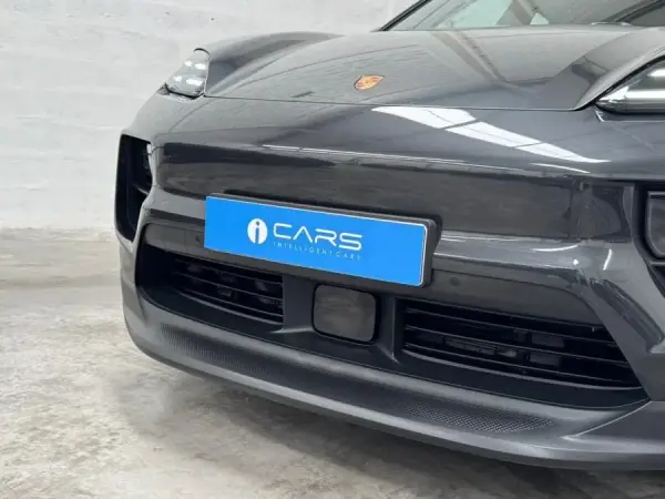 Porsche Macan Electric 4 5