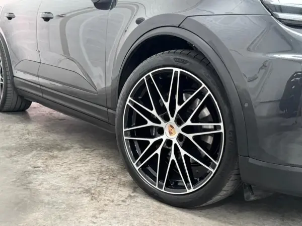 Porsche Macan Electric 4 11