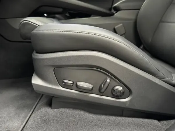 Porsche Macan Electric 4 14