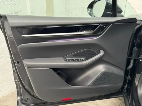 Porsche Macan Electric 4 36