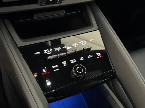 Porsche Macan Electric 4 33
