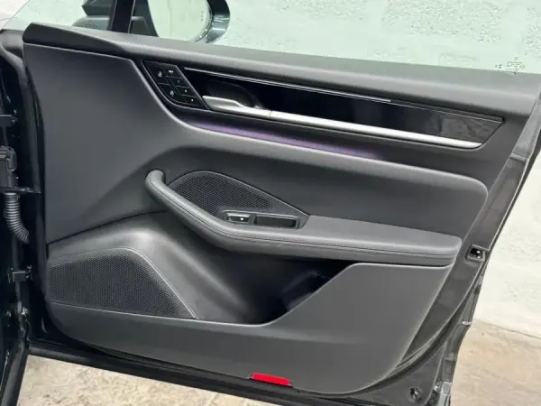 Porsche Macan Electric 4 43
