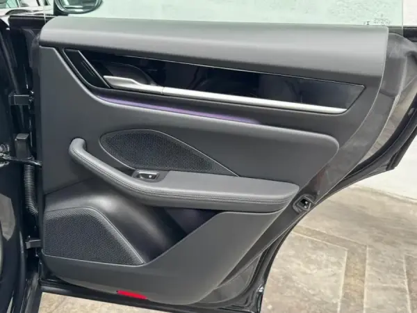 Porsche Macan Electric 4 48