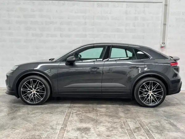 Porsche Macan Electric 4 57