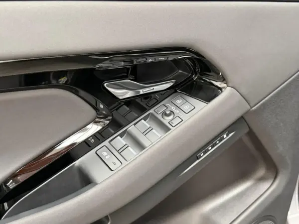 Land Rover Range Rover Evoque 1.5 P300e AWD Auto 32