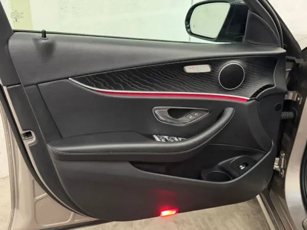 Mercedes-Benz E 300 de Avantgarde 4Matic 39
