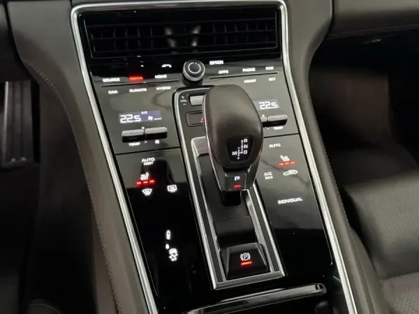 Porsche Panamera 4 E-Hybrid 36