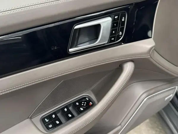 Porsche Panamera 4 E-Hybrid 38