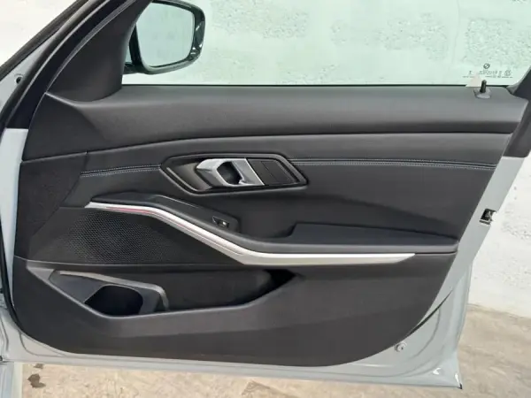 BMW 330 e Pack Desportivo M Auto 27