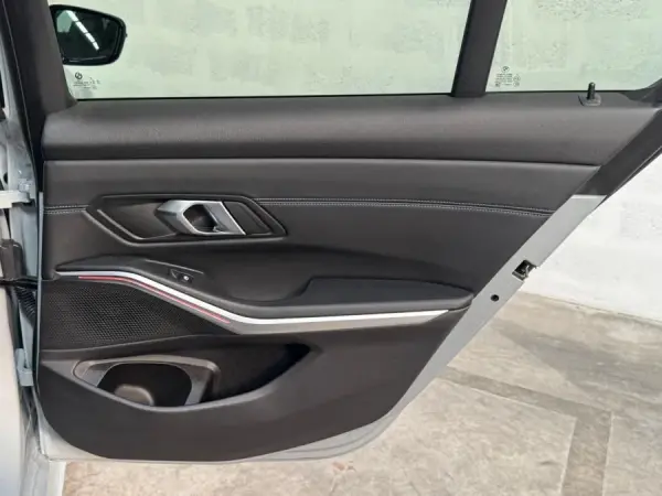 BMW 330 e Pack Desportivo M Auto 32