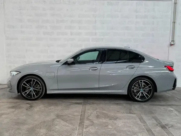 BMW 330 e Pack Desportivo M Auto 41