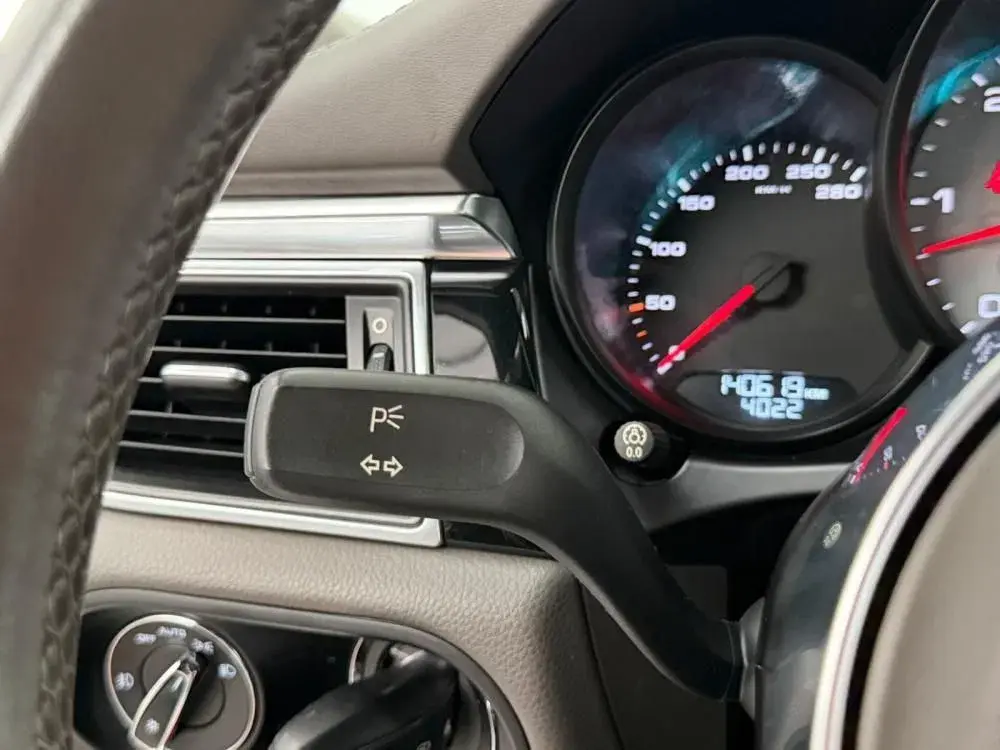 Porsche Macan S 11