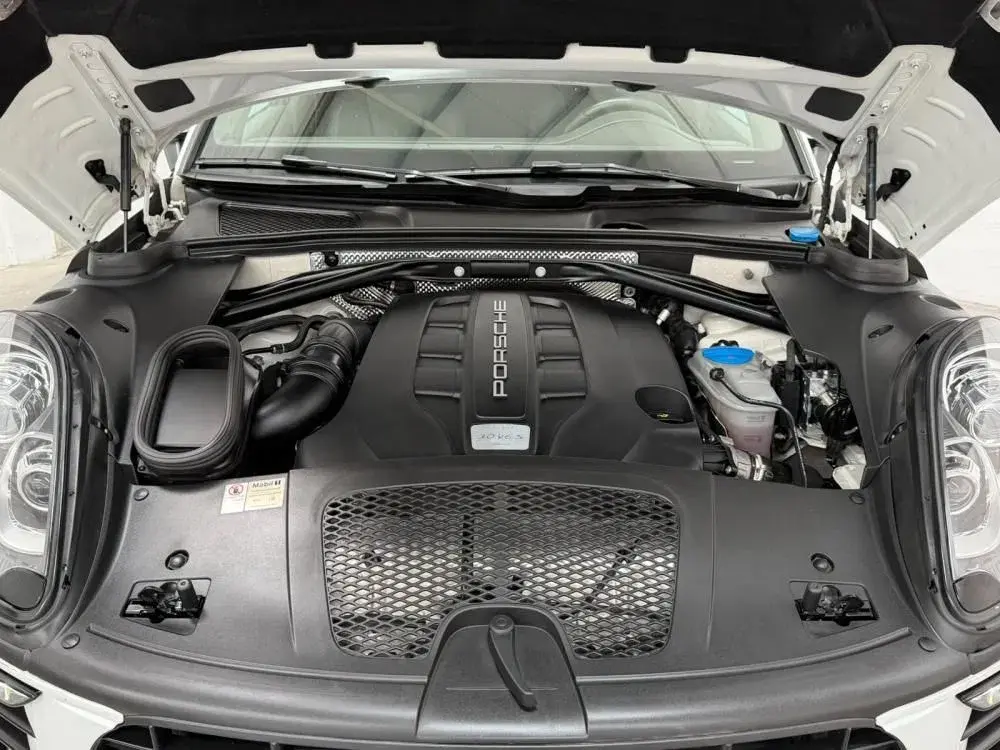 Porsche Macan S 31