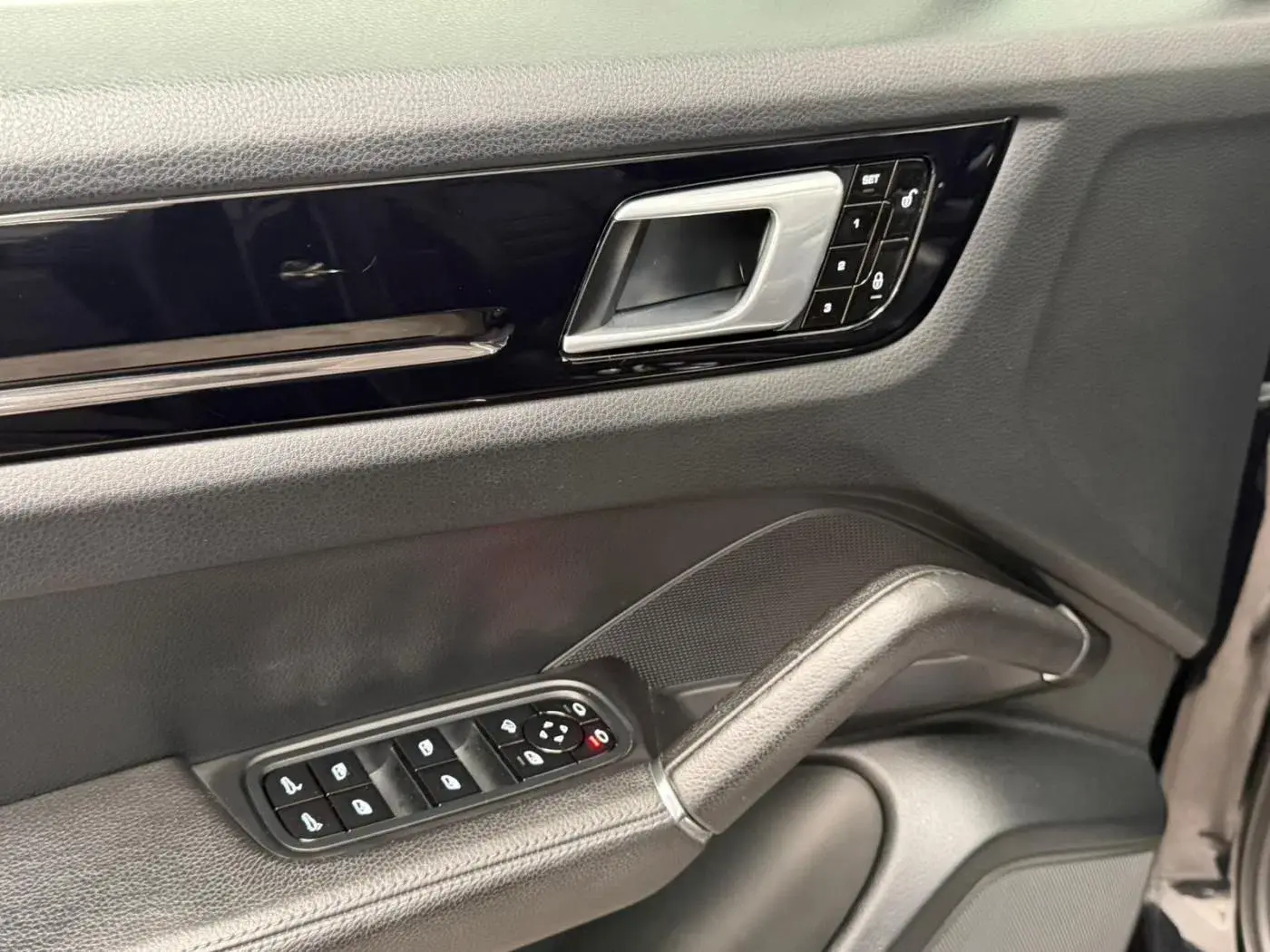 Porsche Cayenne Electric 27