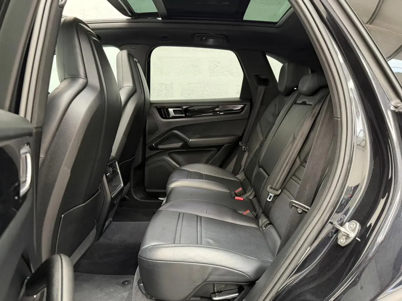 Porsche Cayenne Electric 33