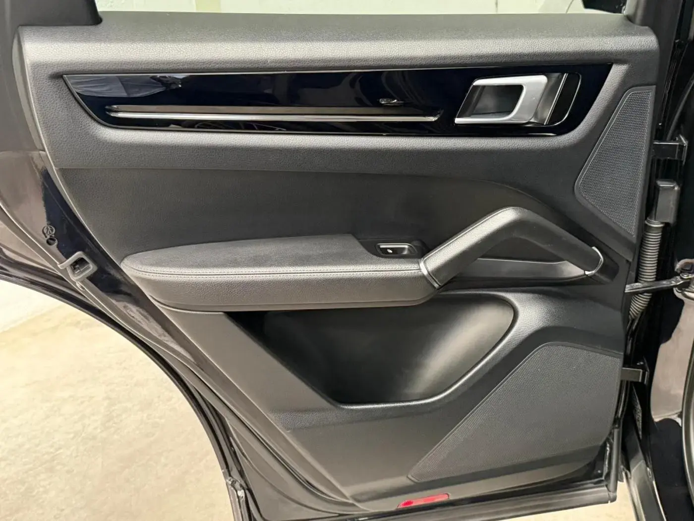 Porsche Cayenne Electric 36