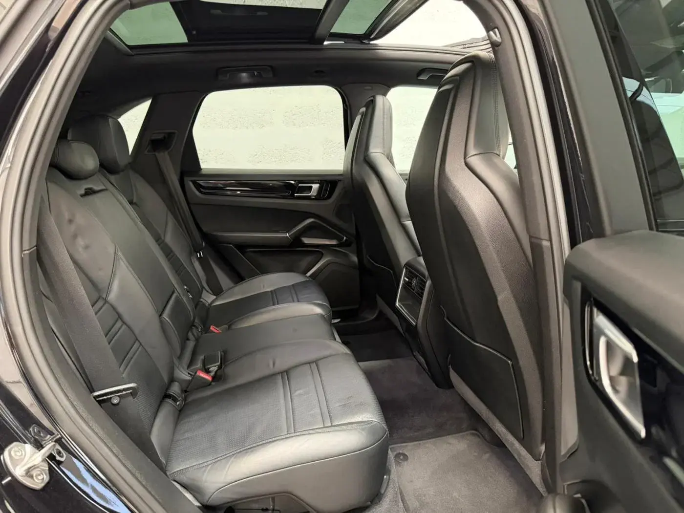 Porsche Cayenne Electric 37