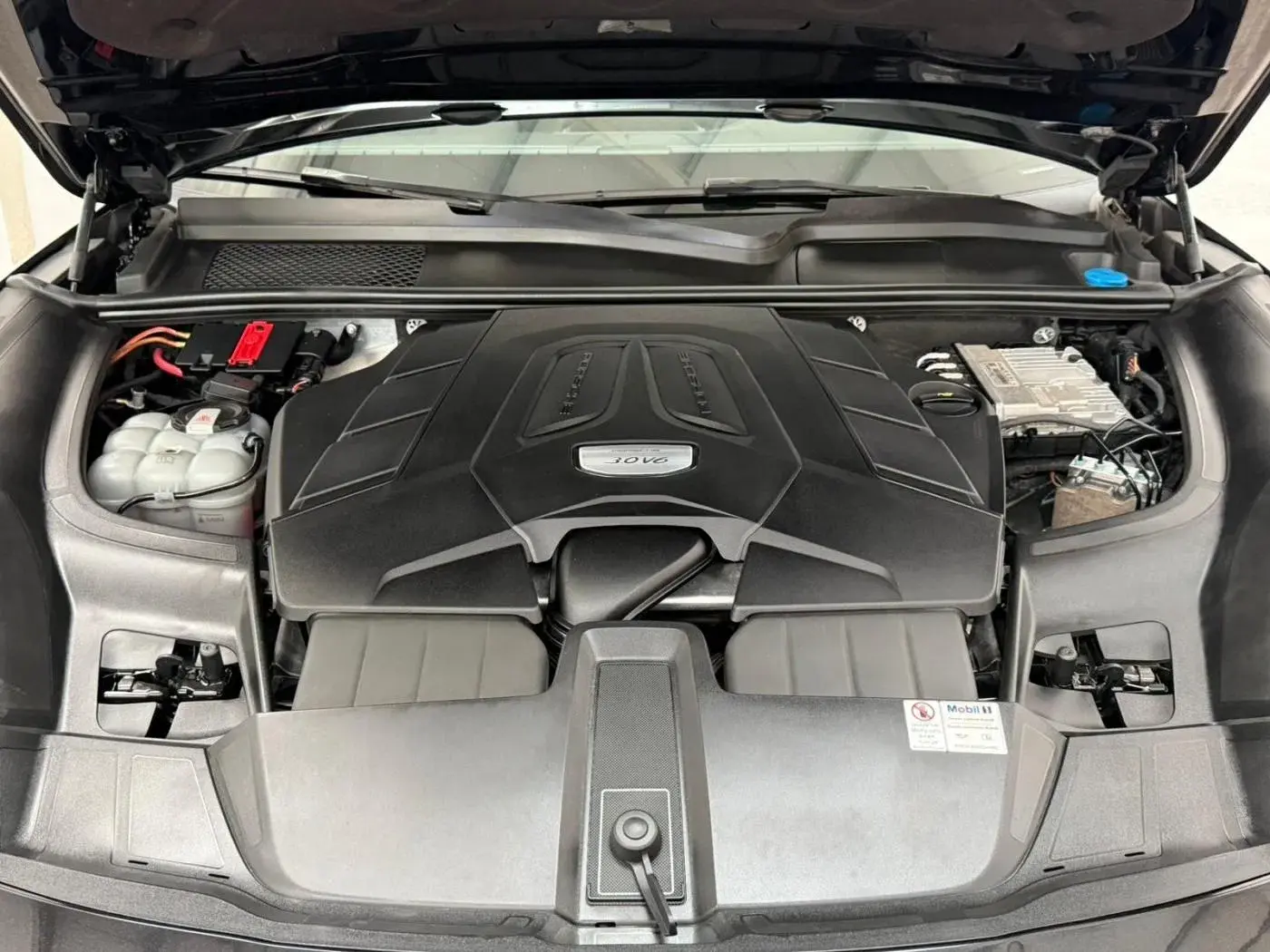 Porsche Cayenne Electric 42