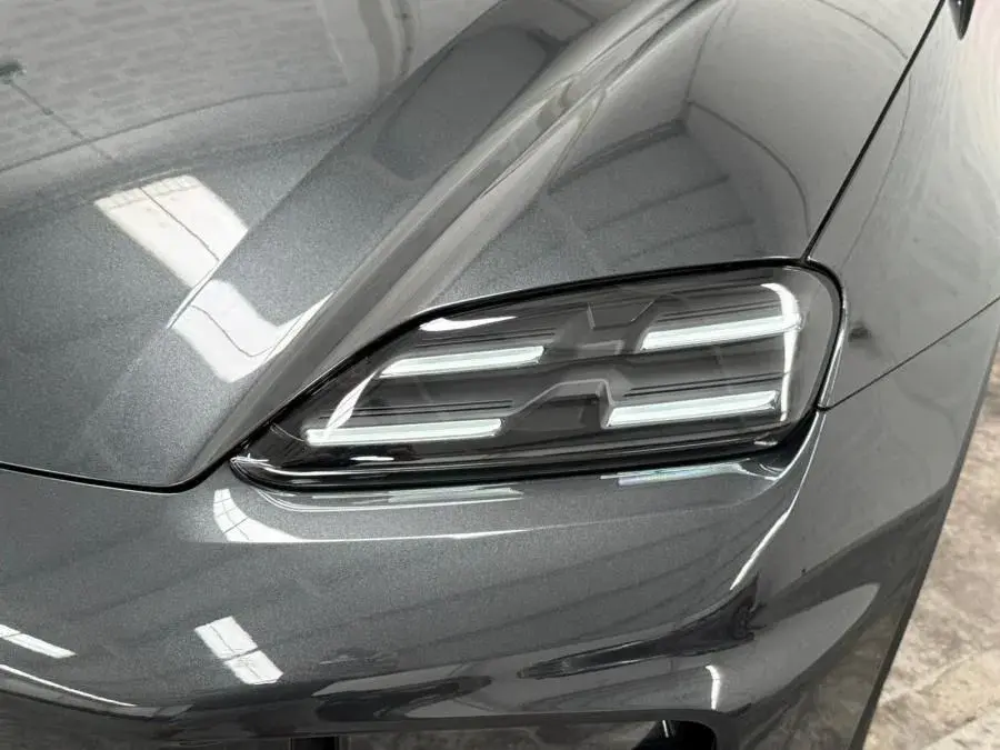 Porsche Macan Electric 4 6