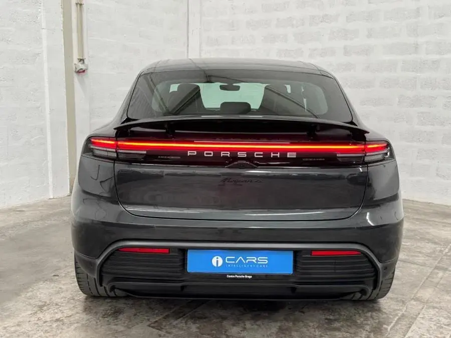Porsche Macan Electric 4 2