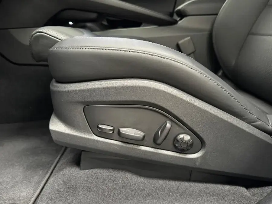 Porsche Macan Electric 4 14