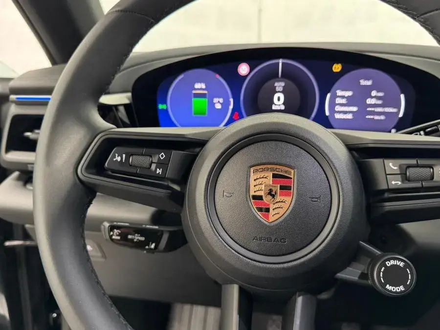 Porsche Macan Electric 4 17