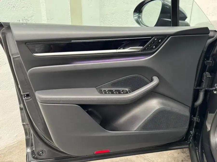 Porsche Macan Electric 4 36
