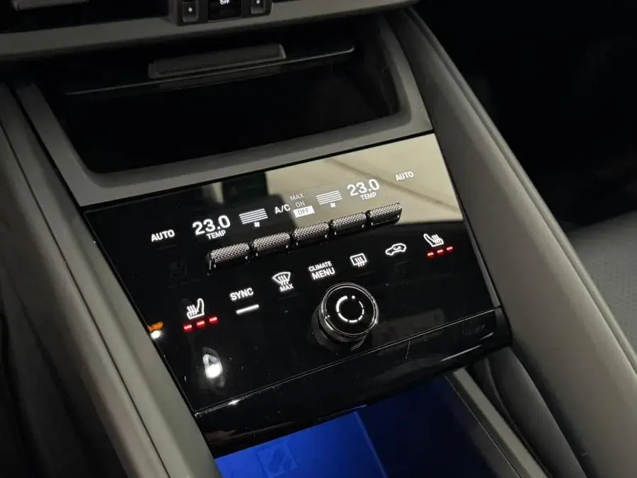 Porsche Macan Electric 4 33